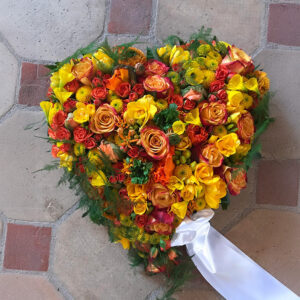 Smukt hjerteformet blomsterarrangement til begravelse